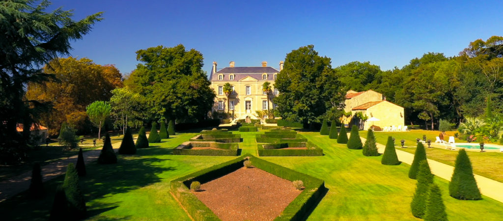 Château de la Rivière à Mouzeuil-Saint-Martin en Vendée, prise de vue aérienne par drone